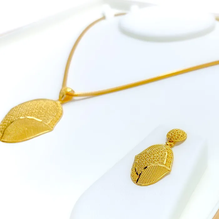 PreStyled Sets Andaaz Jewelers Sophisticated Vibrant 22K Gold Pendant Set